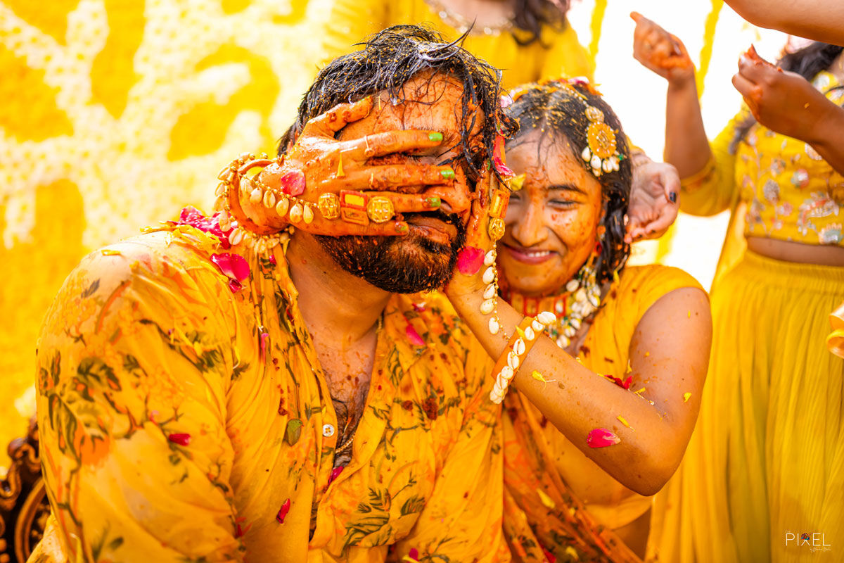 The Ultimate Guide to Capturing Candid Moments at Weddings